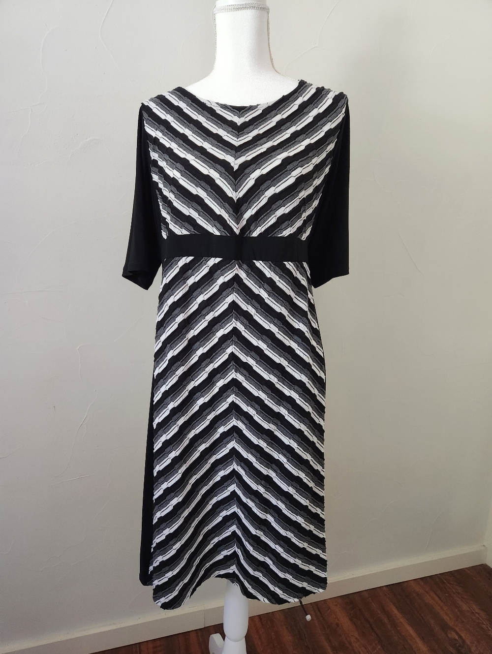 Avenue Black & White Chevron  Midi Dress